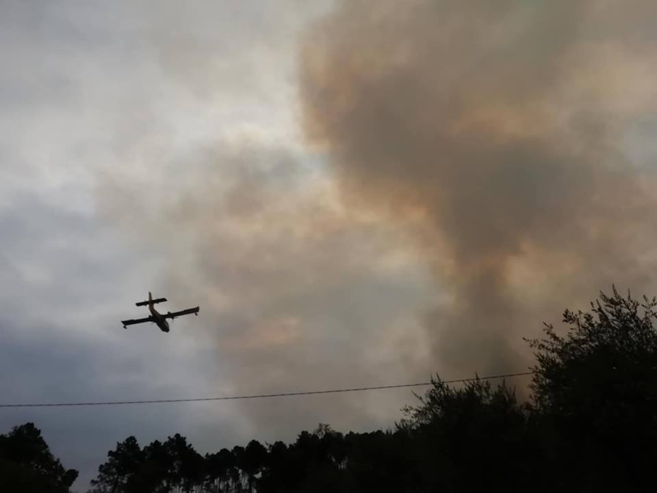 Incendio sul Serra circoscritto, Canadair in azione per completare lo spegnimento