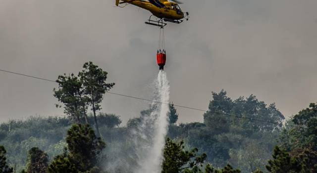Elicottero in azione per spegnere l&#8217;incendio sulle colline di Camaiore