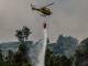 Elicottero in azione per spegnere l’incendio sulle colline di Camaiore
