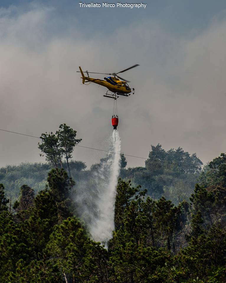 Elicottero in azione per spegnere l’incendio sulle colline di Camaiore