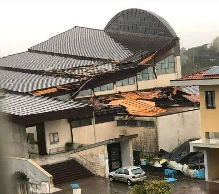 Il nubifragio ad Avenza devasta la chiesa: “Chiudete le scuole”