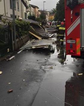 Tromba d&#8217;aria a Lucca, alberi caduti e una casa scoperchiata: tragedia sfiorata in strada