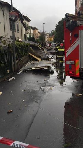 Tromba d’aria a Lucca, alberi caduti e una casa scoperchiata: tragedia sfiorata in strada