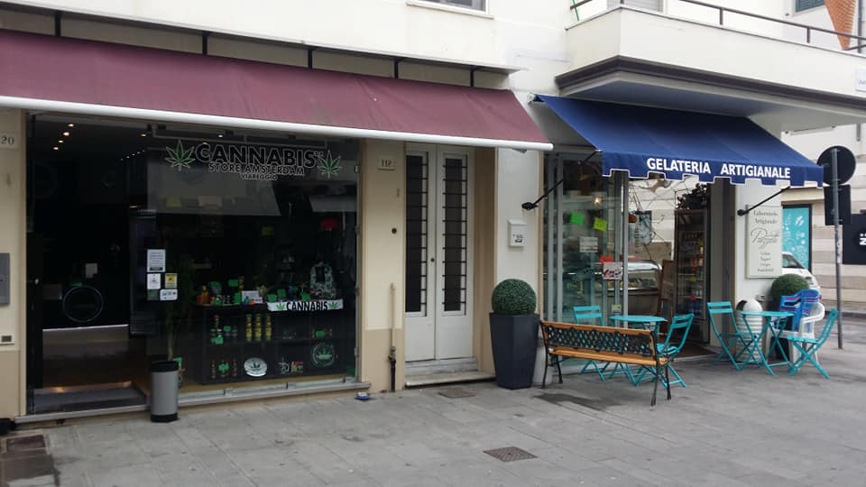 Halloween al mercato con Gelateria La Piazzetta e Cannabis Store Amsterdam-Viareggio