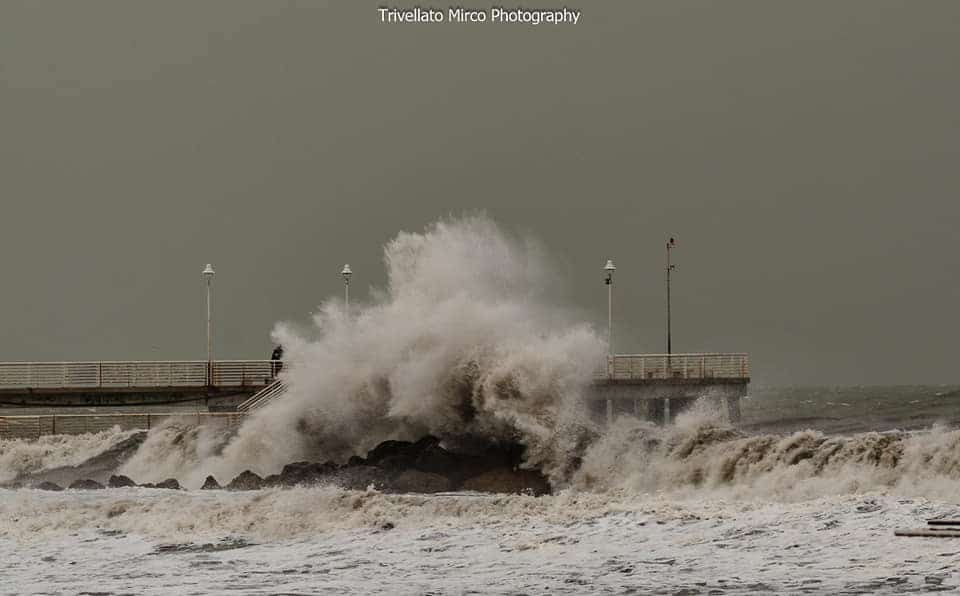 Allerta meteo, rimane codice giallo solo sulla costa per rischio mareggiate