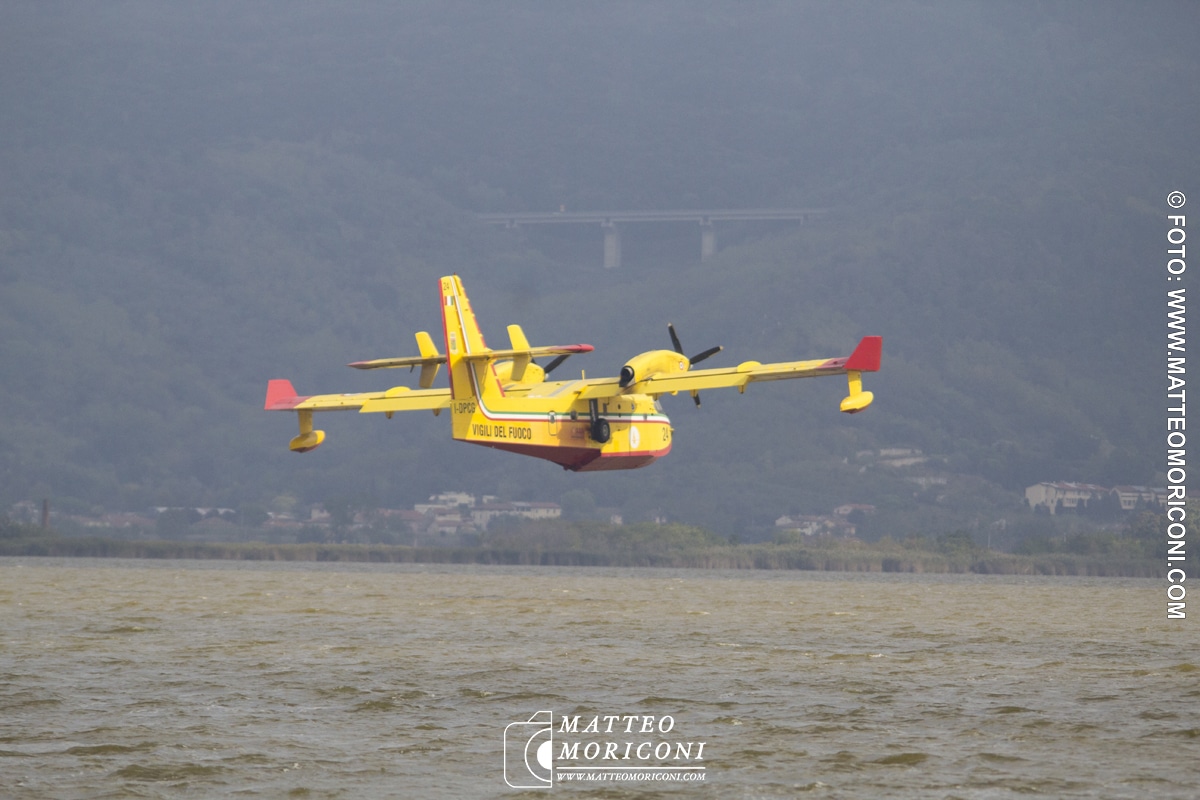 Fiamme sul Monte Serra, i Canadair a Torre del Lago per rifornirsi di acqua