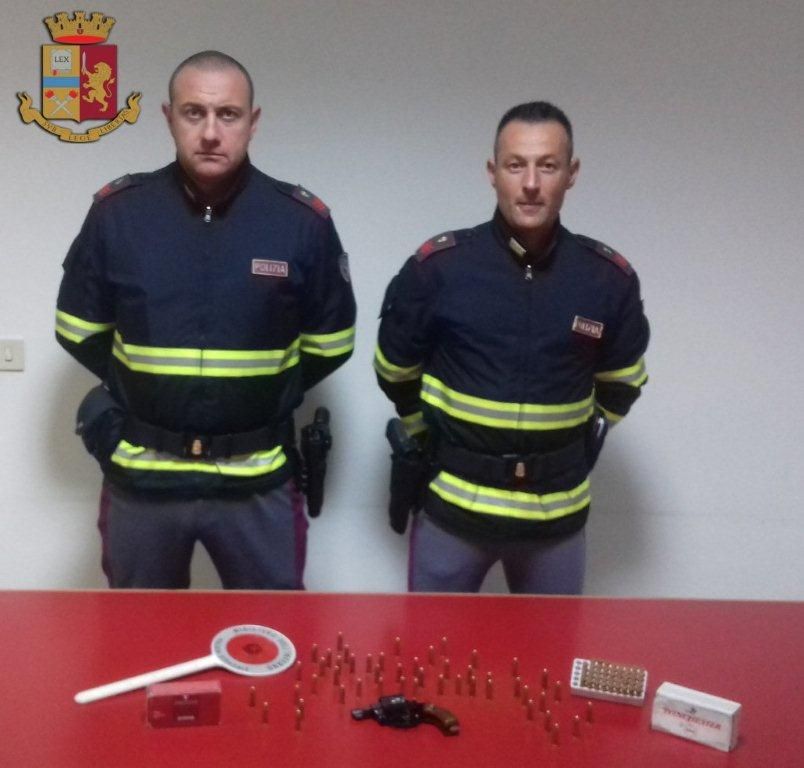 In autostrada con il revolver pronto a far fuoco: arrestati