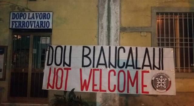 Striscione di CasaPound contro Don Biancalani: “Non è il benvenuto a Lucca. Basta immigrazione”