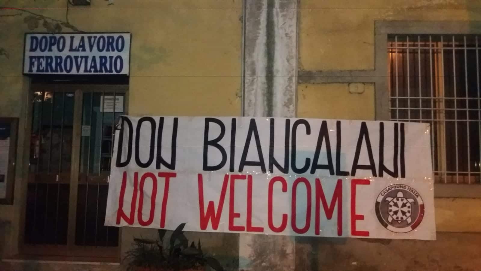 Striscione di CasaPound contro Don Biancalani: “Non è il benvenuto a Lucca. Basta immigrazione”