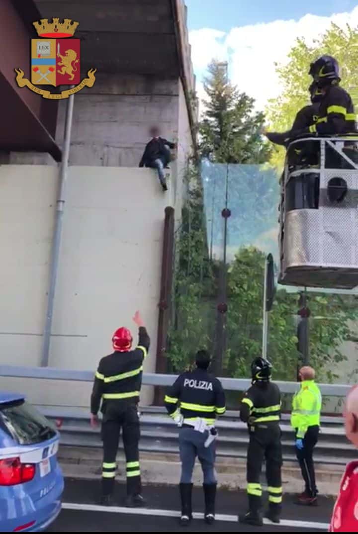 Tenta di lanciarsi dal cavalcavia sull’A/1: bloccato dalla Polstrada