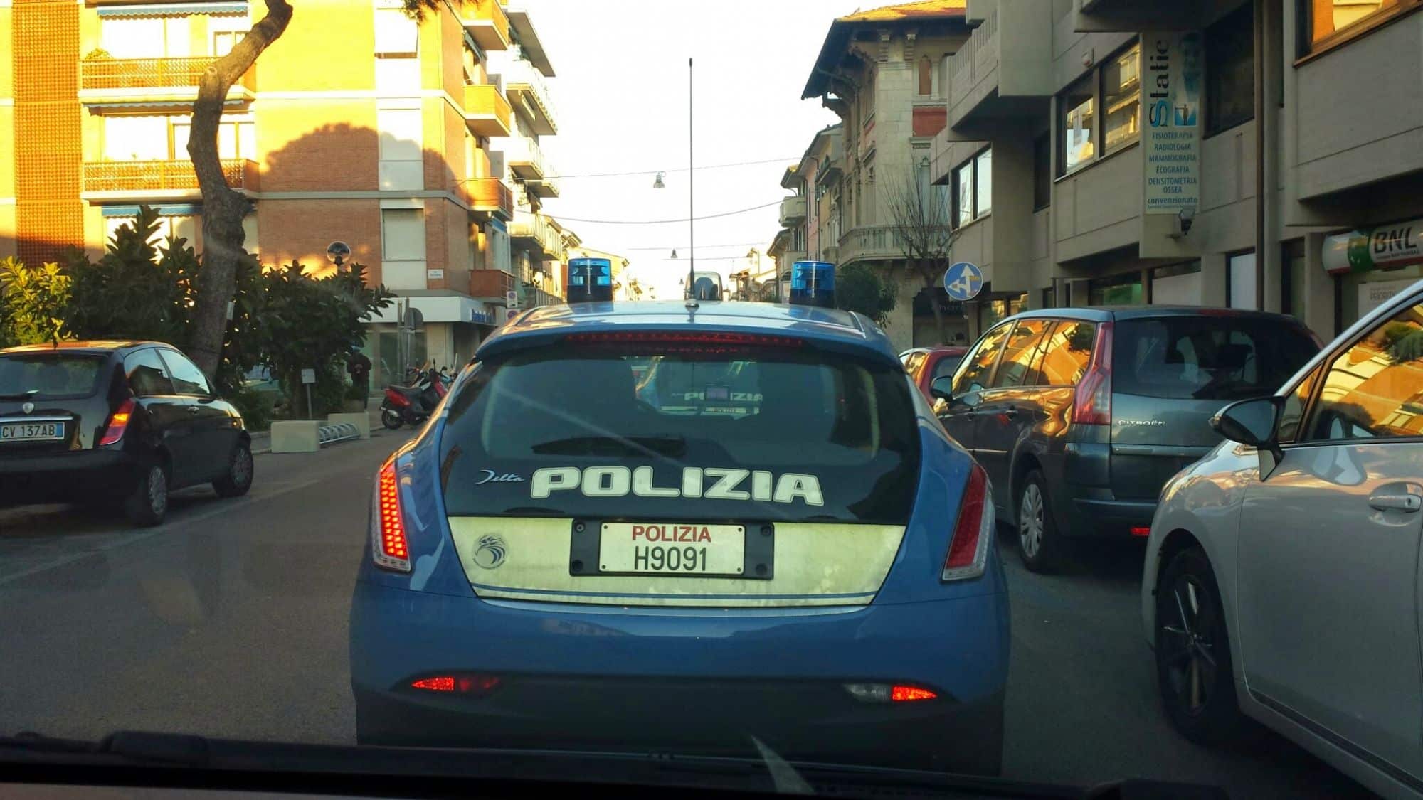 Sotto ai teli da mare nascondevano attrezzi da scasso, allontanate da Viareggio