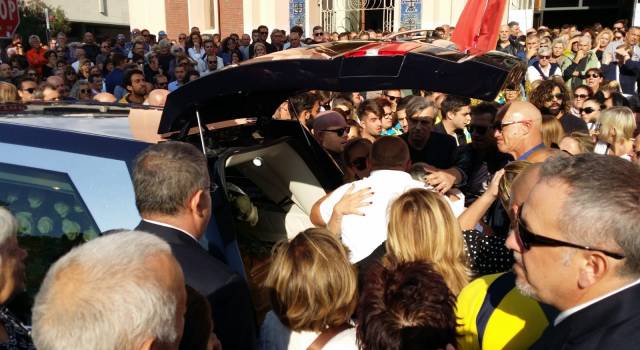 Fiori bianchi e lacrime: Viareggio si è fermata per l&#8217;ultimo saluto ad Alessandro Cecchi