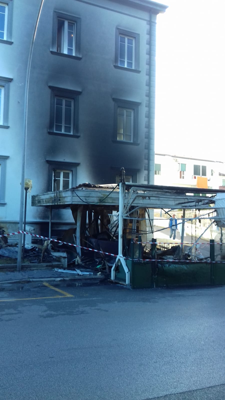 A fuoco il chiosco davanti al Tabarracci, annerita dal fumo la facciata del presidio sanitario