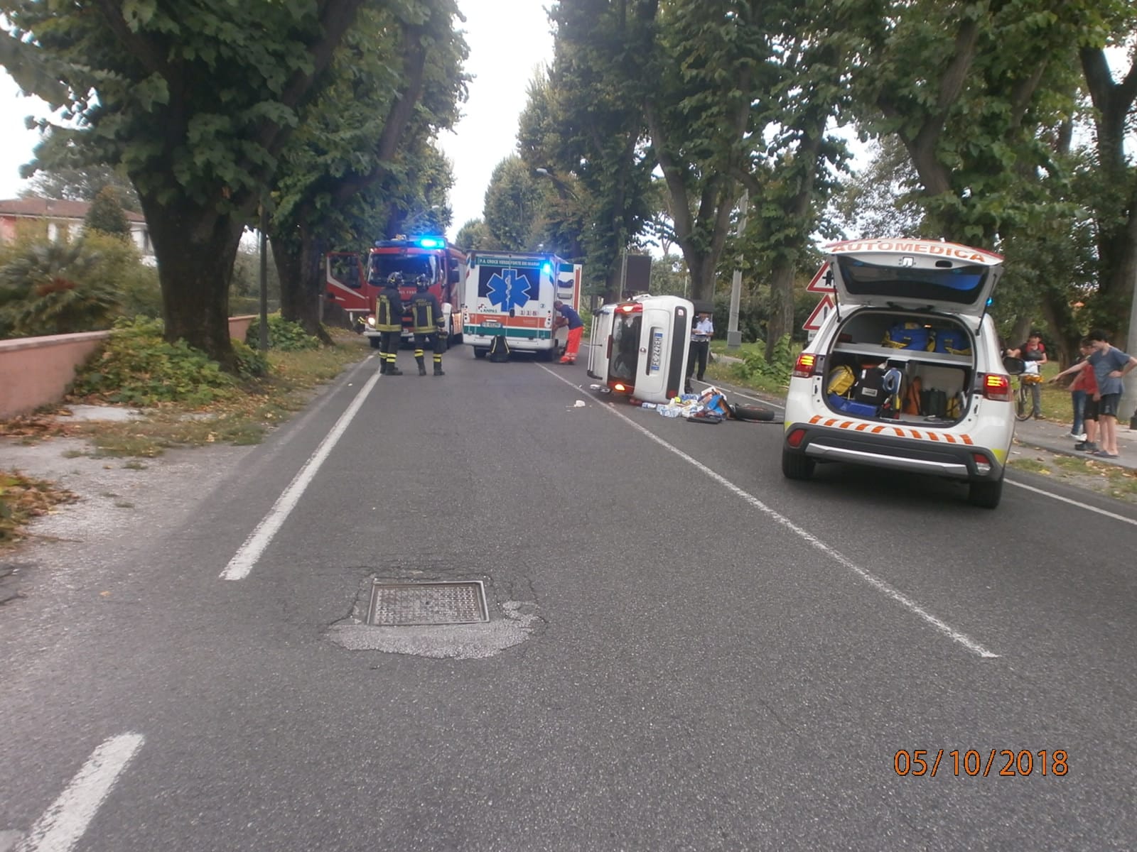 93enne si cappotta sul viale Apua, estratto dalle lamiere e portato al Versilia