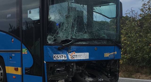 Frontale con un pullman della CTT tra Vecchiano e Torre del Lago: muore sul colpo il conducente dell&#8217;auto