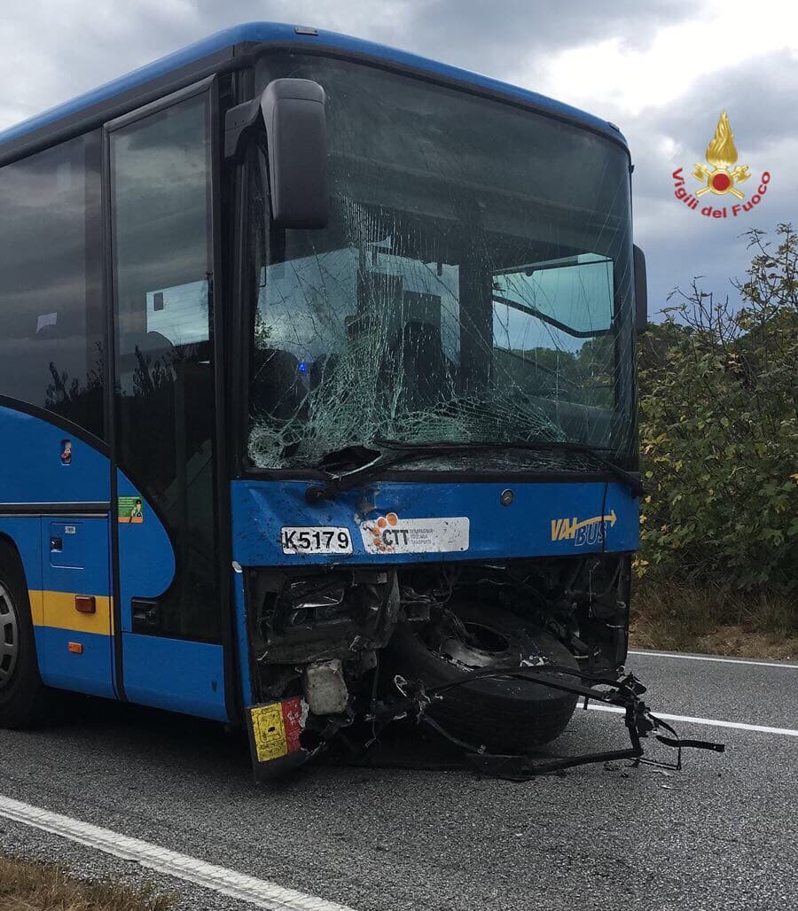 Frontale con un pullman della CTT tra Vecchiano e Torre del Lago: muore sul colpo il conducente dell’auto