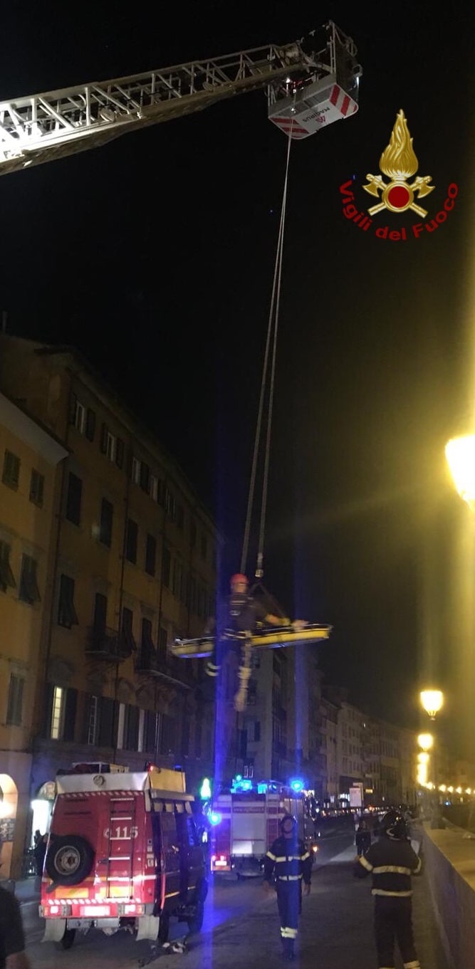 Cade in Arno mentre si fa un selfie