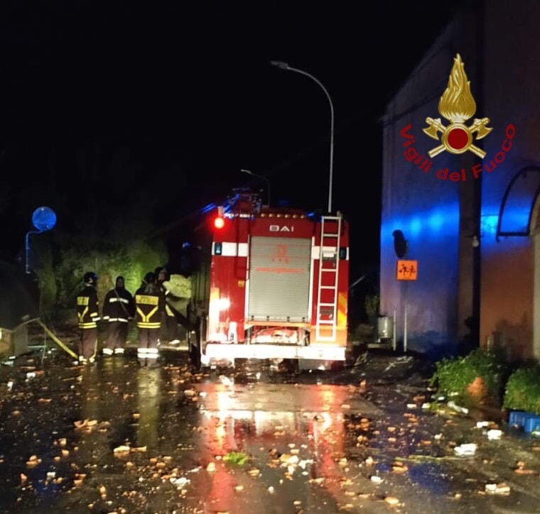 Violenti temporali e vento forte, notte d’inferno nel grossetano con allagamenti e alberi caduti