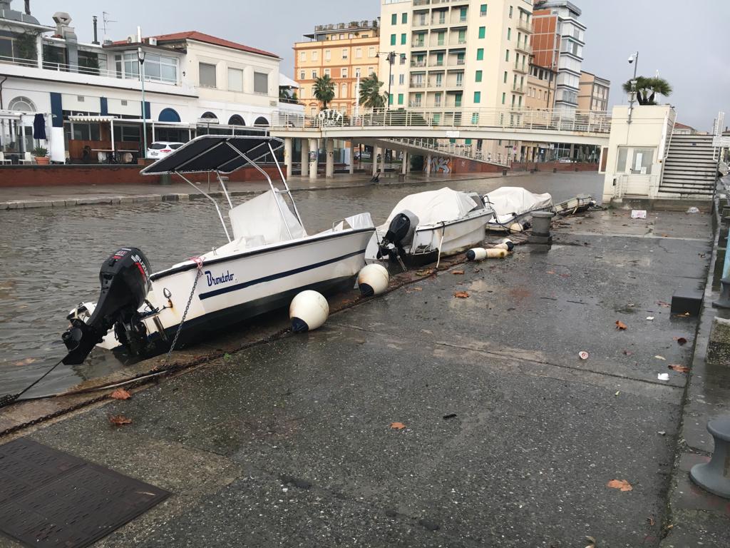 Burlamacca alta,  le barche finiscono sulle banchine