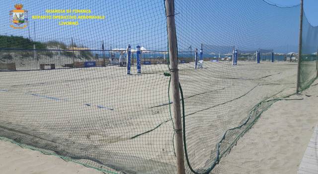 Un bar e 5 campi di beach volley e beach tennis irregolarmente gestiti