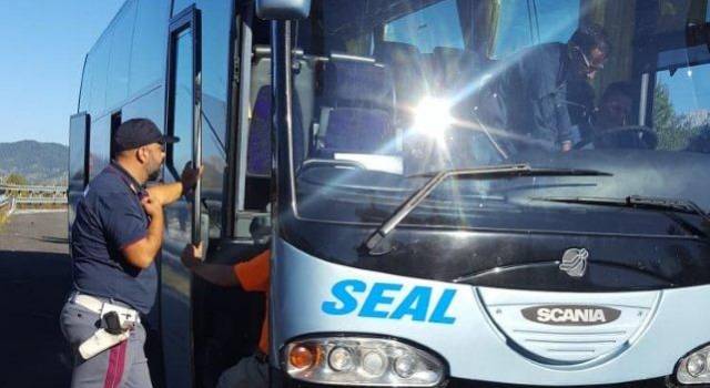 Il bus si guasta, ma gli studenti raggiungono Assisi grazie a San Francesco, che gli manda la Polstrada in aiuto