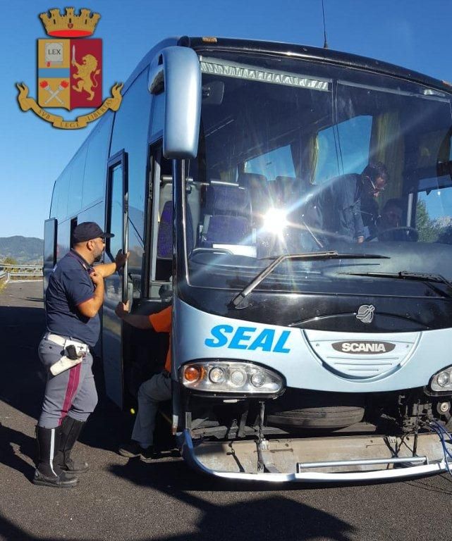 Il bus si guasta, ma gli studenti raggiungono Assisi grazie a San Francesco, che gli manda la Polstrada in aiuto