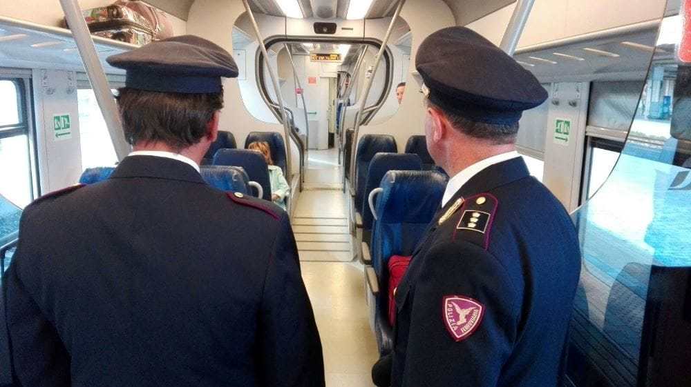 Controlli a tappeto della Polizia sui treni diretti nelle località di mare (video)