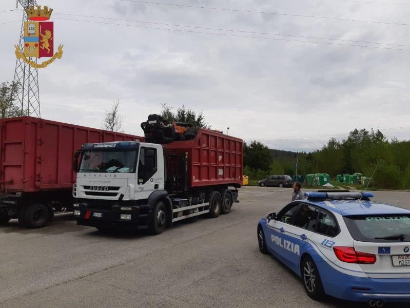 Trasporta tre tonnellate di rifiuti senza coprirli: stoppato dalla Polstrada