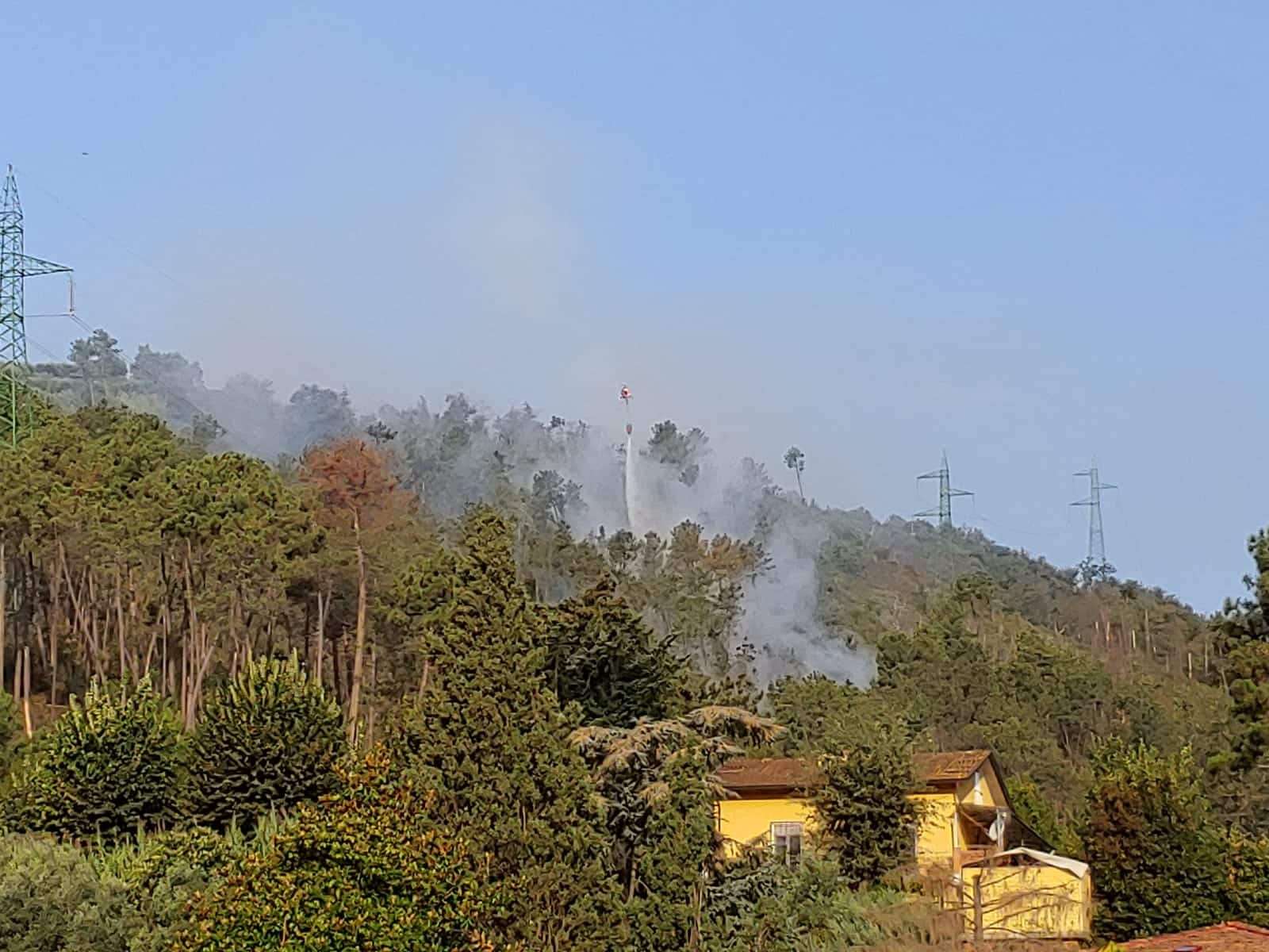 Nuovo incendio sui monti a Camaiore