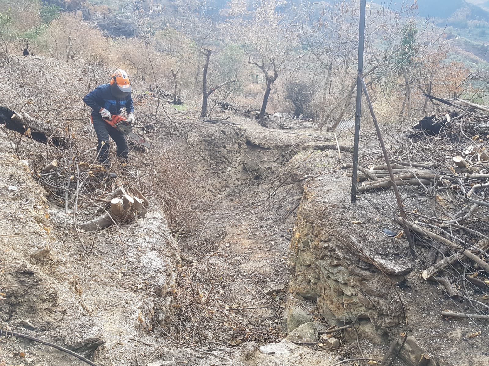 Da Viareggio a Calci, dipendenti del Consorzio Bonifica nelle zone colpite dall’incendio