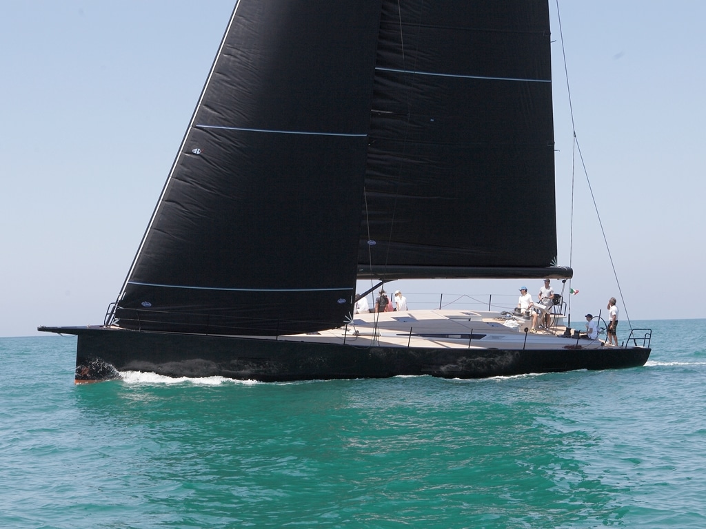 Il cantiere viaregino Vismara Marine dà spettacolo al salone nautico di Genova