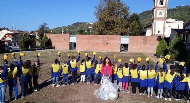 Puliamo il mondo: i bambini delle scuole di Stiava e Bozzano raccolgono i rifiuti