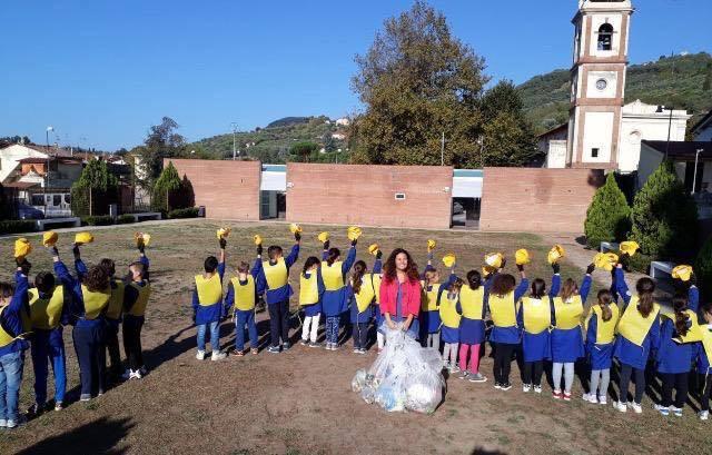 Puliamo il mondo: i bambini delle scuole di Stiava e Bozzano raccolgono i rifiuti