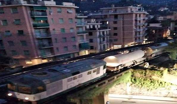 Cisterna carica di cloroformio deraglia in Liguria: &#8220;Paura come a Viareggio&#8221;