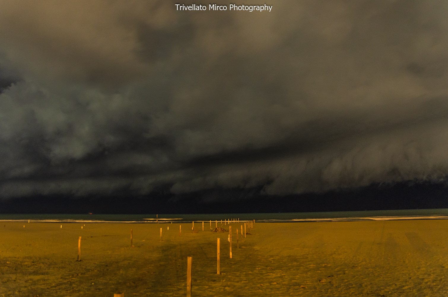 Un cielo da paura: shelf cloud a Marina di Pietrasanta