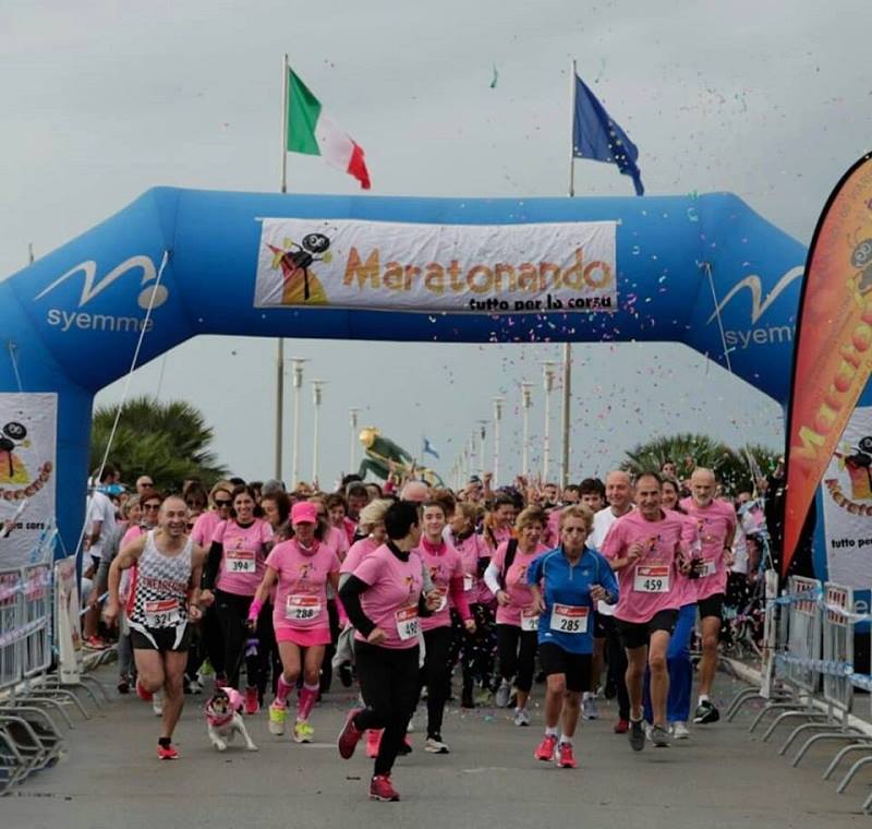 Run For Airc, sport e solidarietà: Forte dei Marmi travolta da un’onda rosa