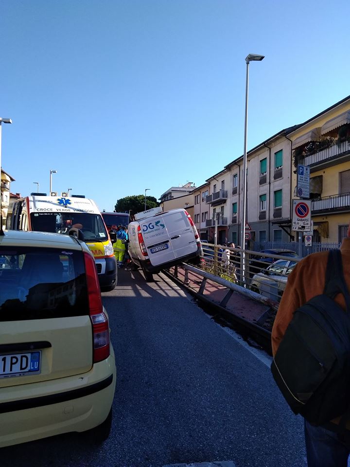 Incidente sul Cavalcavia, furgone sbanda e finisce sul cordolo