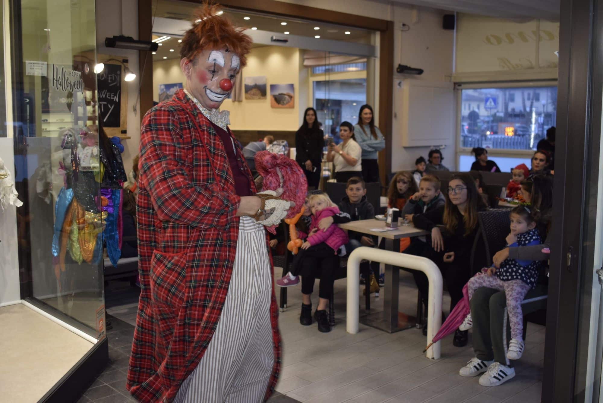 Il maltempo non ferma la festa di Halloween a Camaiore