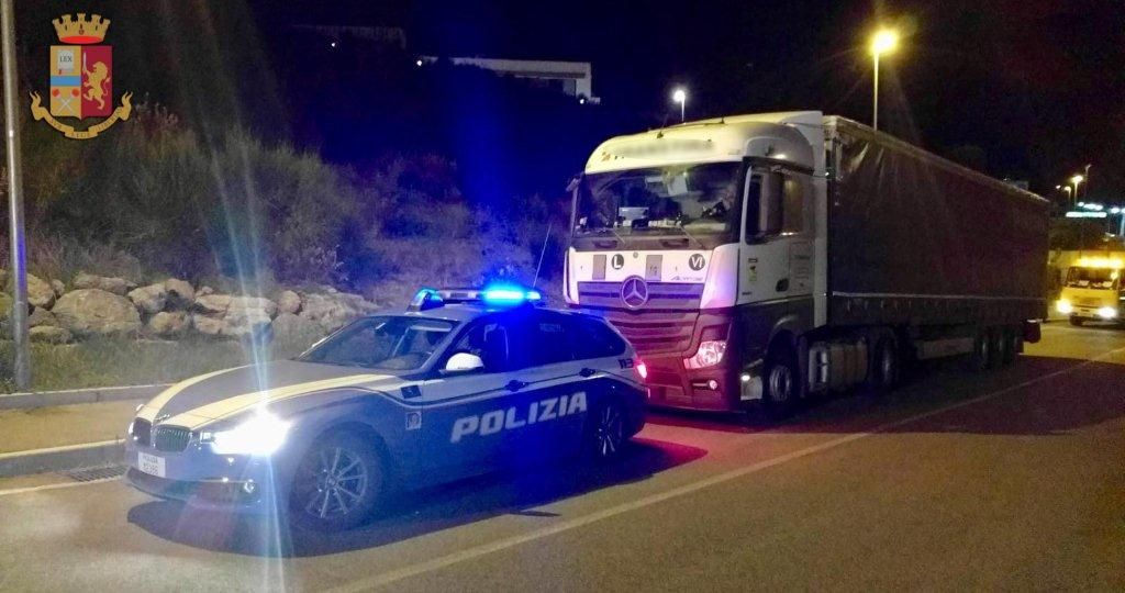FIRENZE Sbronzo alla guida del TIR fermato dalla Polstrada in Autopalio FOTO 1