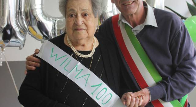 Wilma nel club dei centenari, grande festa per la sarta di Pietrasanta