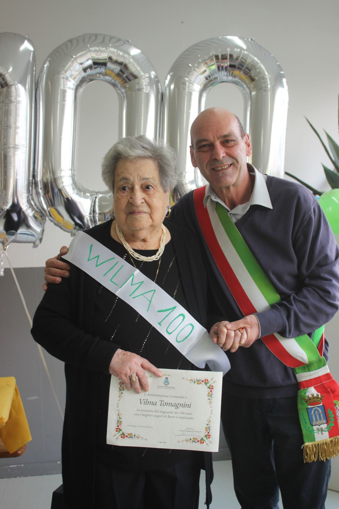 Wilma nel club dei centenari, grande festa per la sarta di Pietrasanta