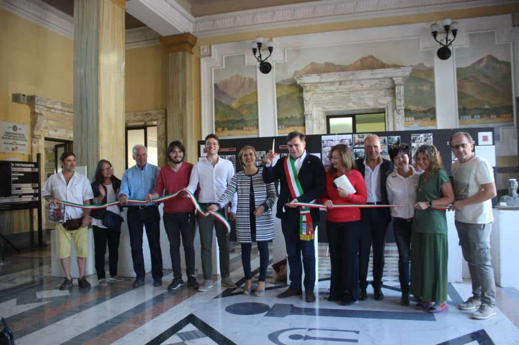Foto inaugurazione mostra lavori allievi Michelangelo