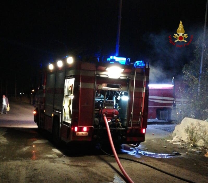 Incendio notturno, 6 famiglie evacaute e un intossicato