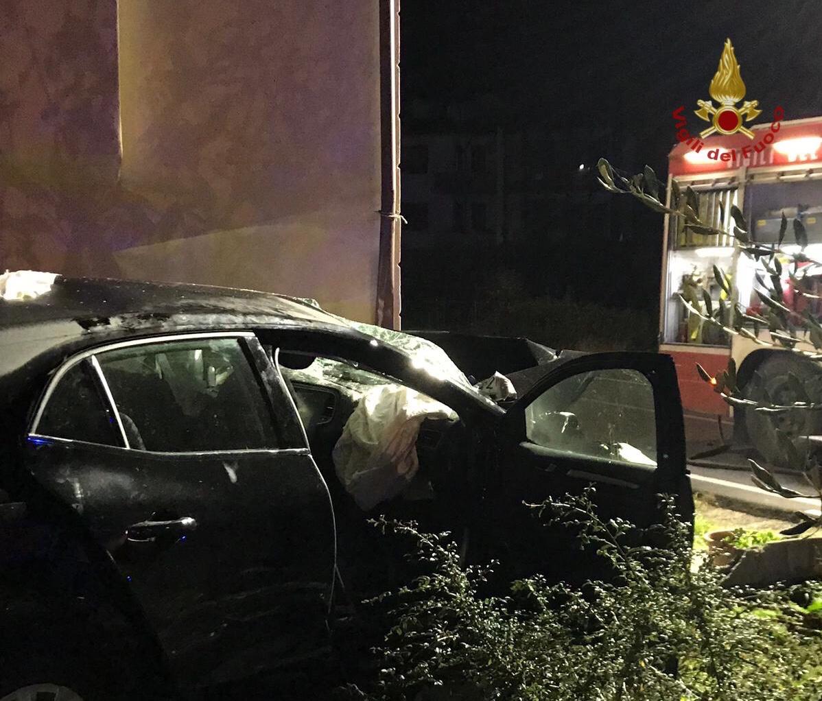 Si schiantano contro un muro, il conducente estratto dalla lamiere