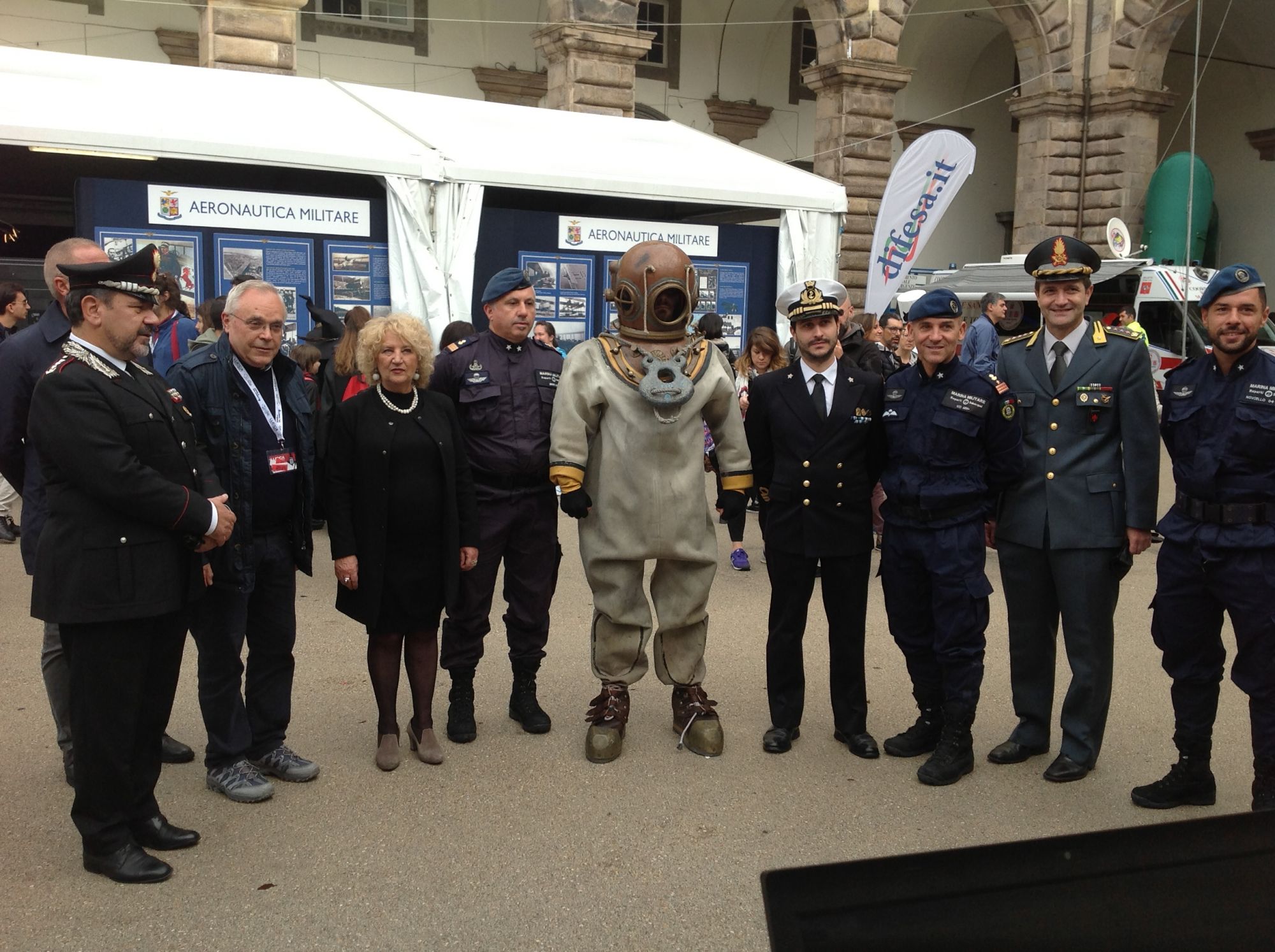 La grande guerra, anche il Prefetto in visita alla mostra in cortile degli Svizzeri