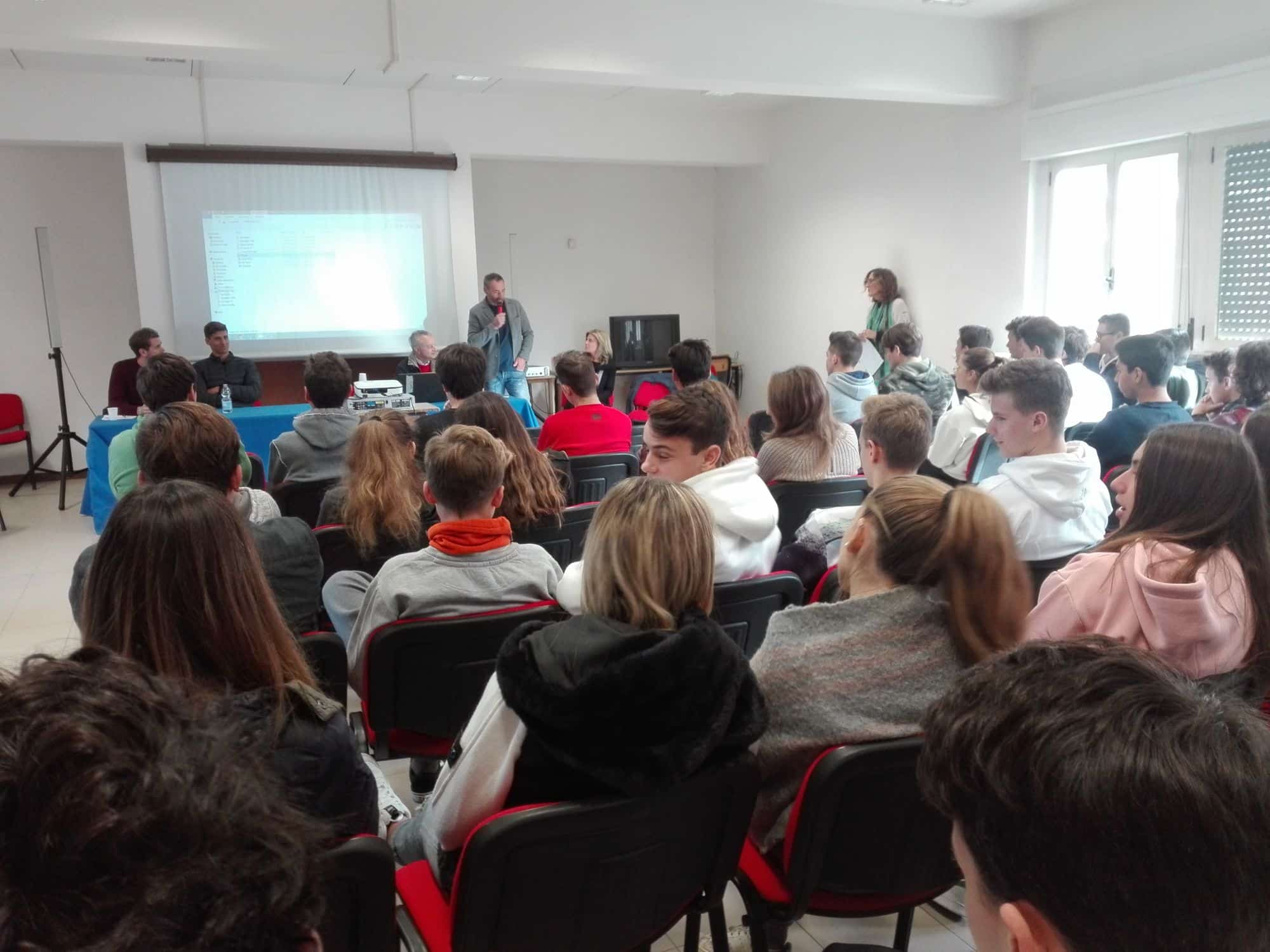 “Sport e Benessere”, il Liceo Scientifico Michelangelo Chini incontra i giocatori dell’Hockey Forte