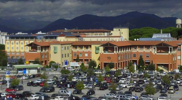 Investita in piazza D&#8217;Azeglio a Viareggio: la donna portata in codice rosso a Cisanello