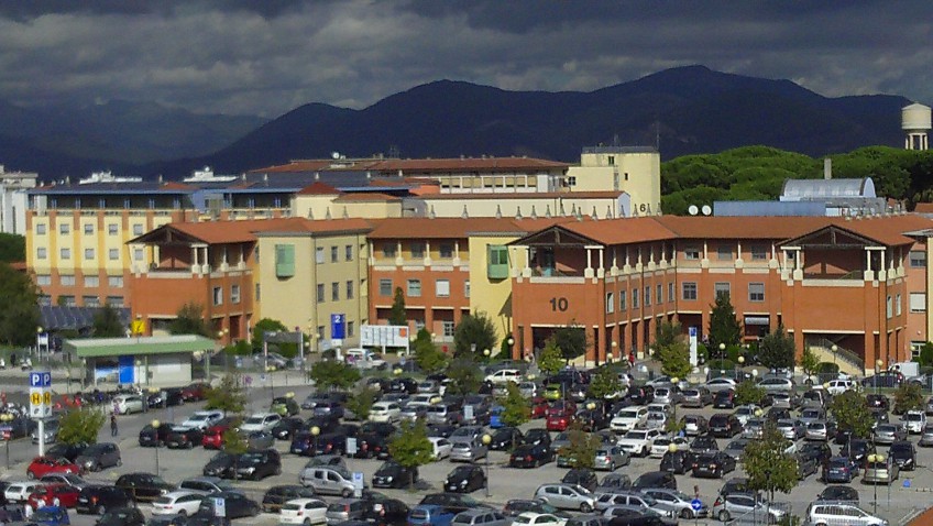 Investita in piazza D’Azeglio a Viareggio: la donna portata in codice rosso a Cisanello