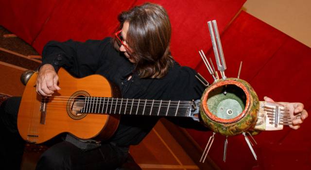L’originale chitarra classica di Alessio Monti  in concerto a Villa Bertelli