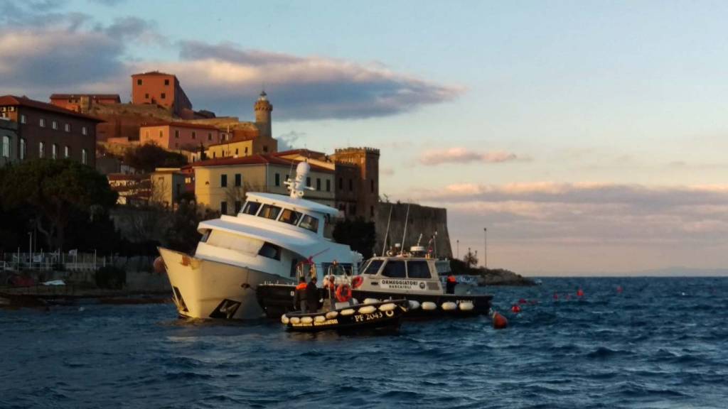 barca incagliata